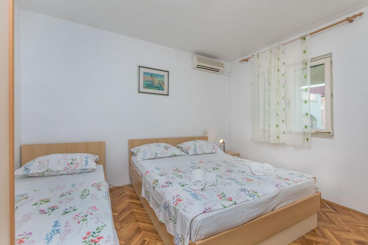 Apartments And Room Nevenka Makarska Exteriör bild