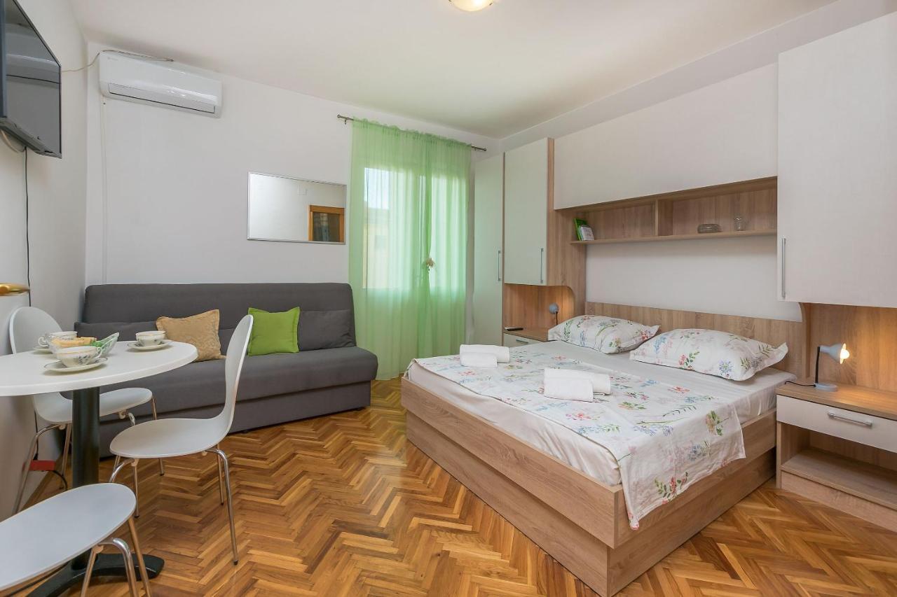 Apartments And Room Nevenka Makarska Exteriör bild