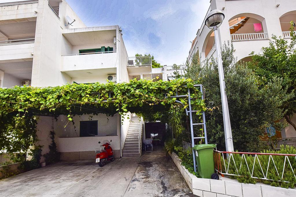 Apartments And Room Nevenka Makarska Exteriör bild