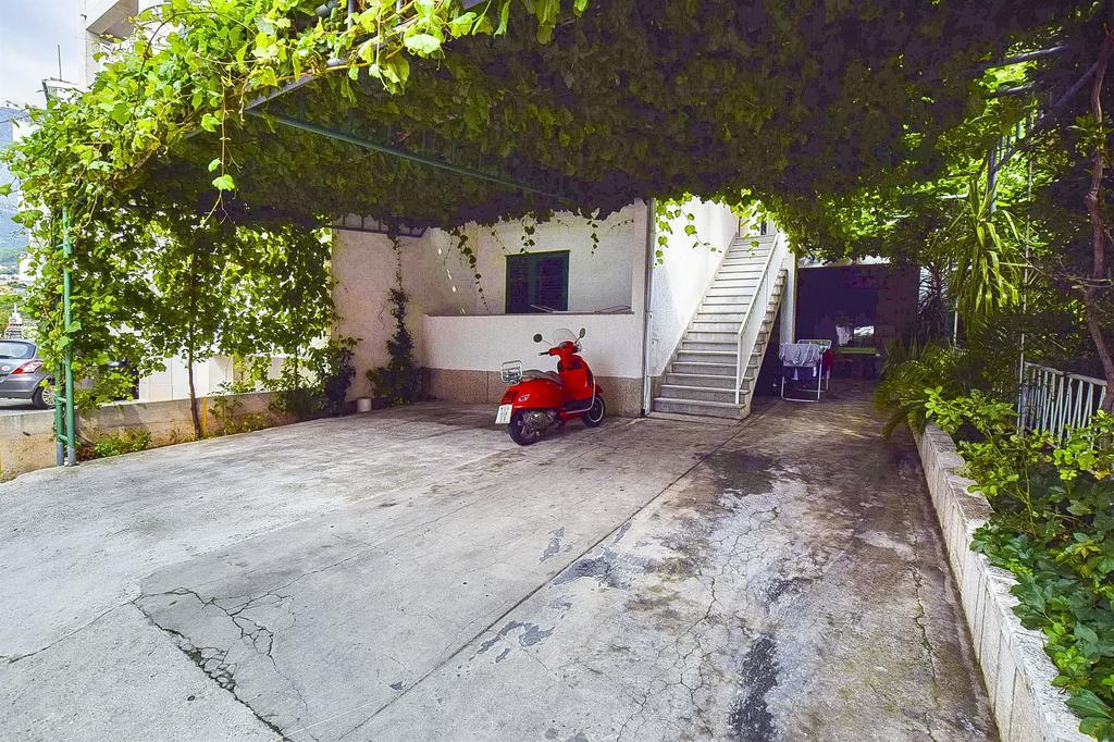 Apartments And Room Nevenka Makarska Exteriör bild