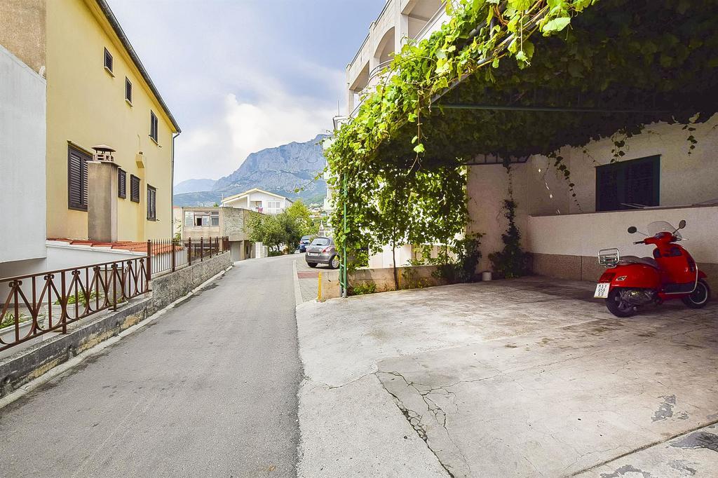 Apartments And Room Nevenka Makarska Exteriör bild
