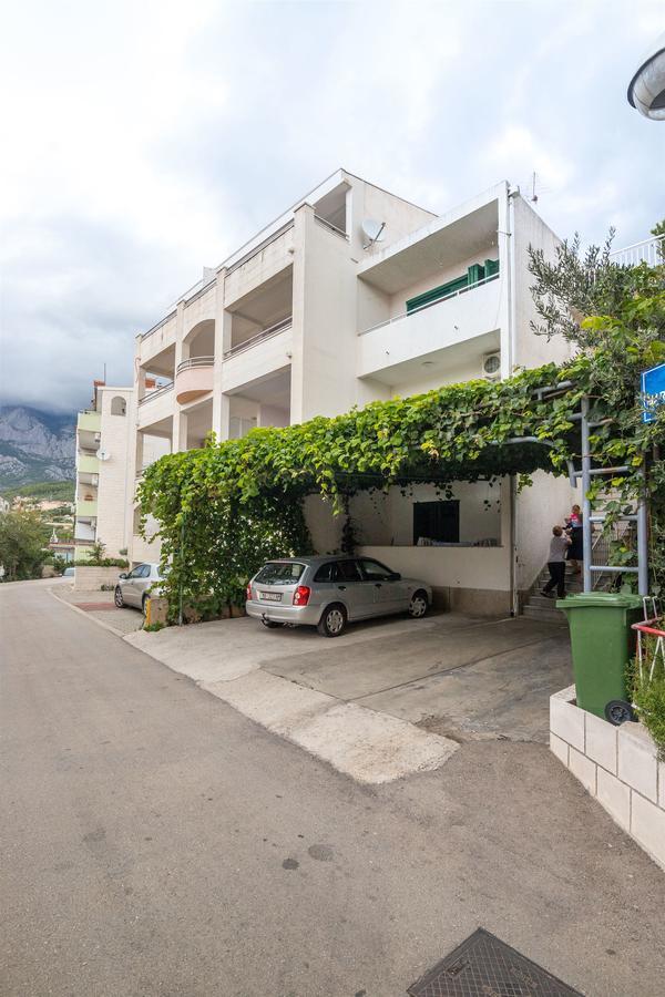 Apartments And Room Nevenka Makarska Exteriör bild