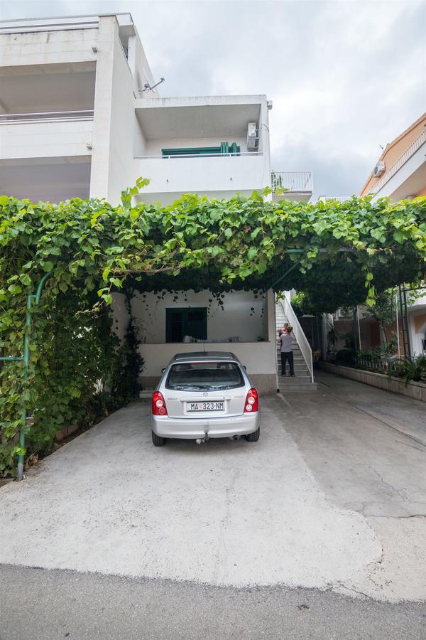 Apartments And Room Nevenka Makarska Exteriör bild