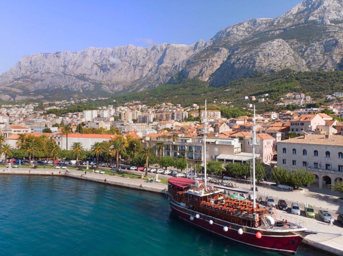Apartments And Room Nevenka Makarska Exteriör bild